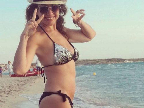 Cristina D’Avena, dai Puffi al bikini mozzafiato: fan scatenati